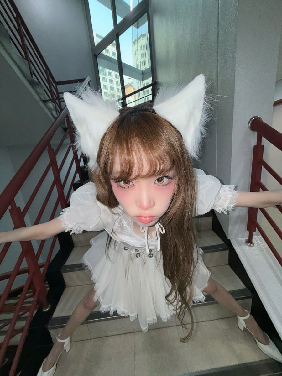 hourly yena tweet media