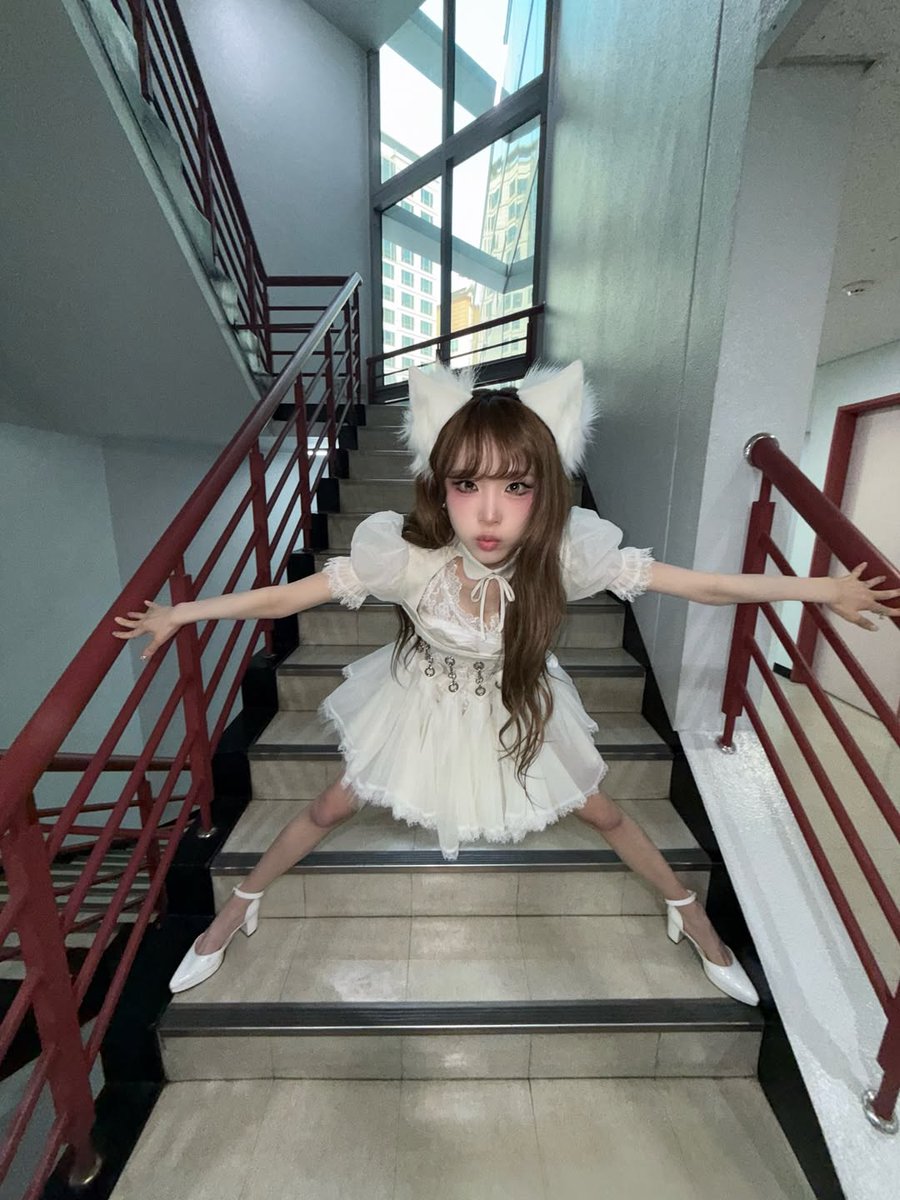 hourly yena tweet media