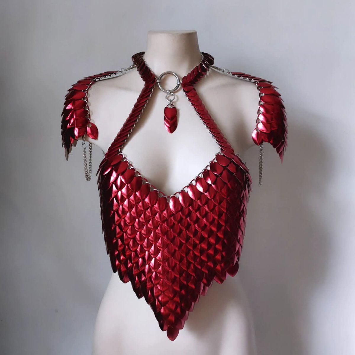 SyntheticDaisy's tweet image. Our Warrior Queen #armor top shown in metallic #scalemail &amp;amp; aluminum #chainmail. 

Available via our website. 

syntheticdaisydesign.com/products/red-p…