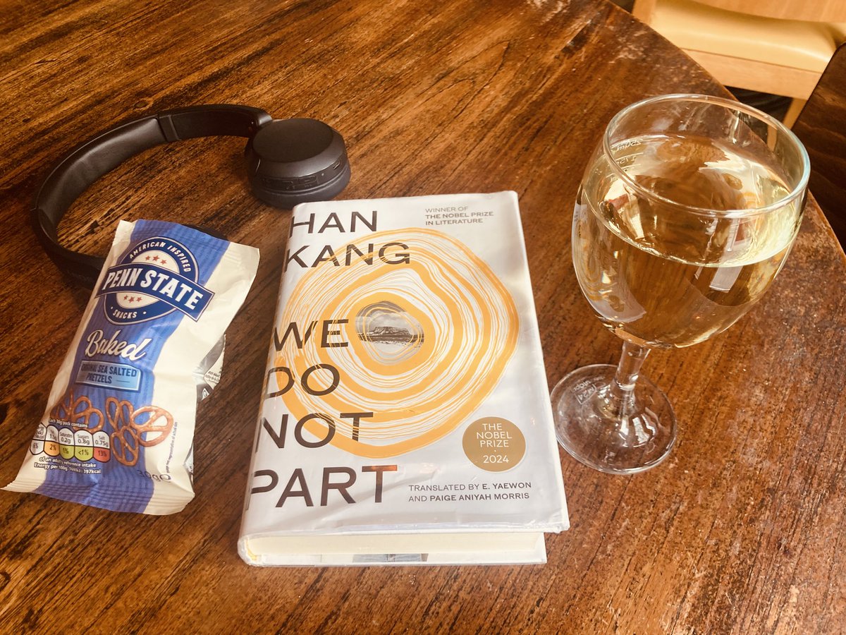 booksandwine76's tweet photo. Kyungha (herself fragile) travels to save her friend Inseon’s pet bird. She finds a woman immersed in family history: war, massacre, trauma, grief, loneliness, madness. Dreamscape-style storytelling by a literary voice like no other. Poignant and powerful #HanKang #WeDoNotPart https://t.co/StHl5vNpnE