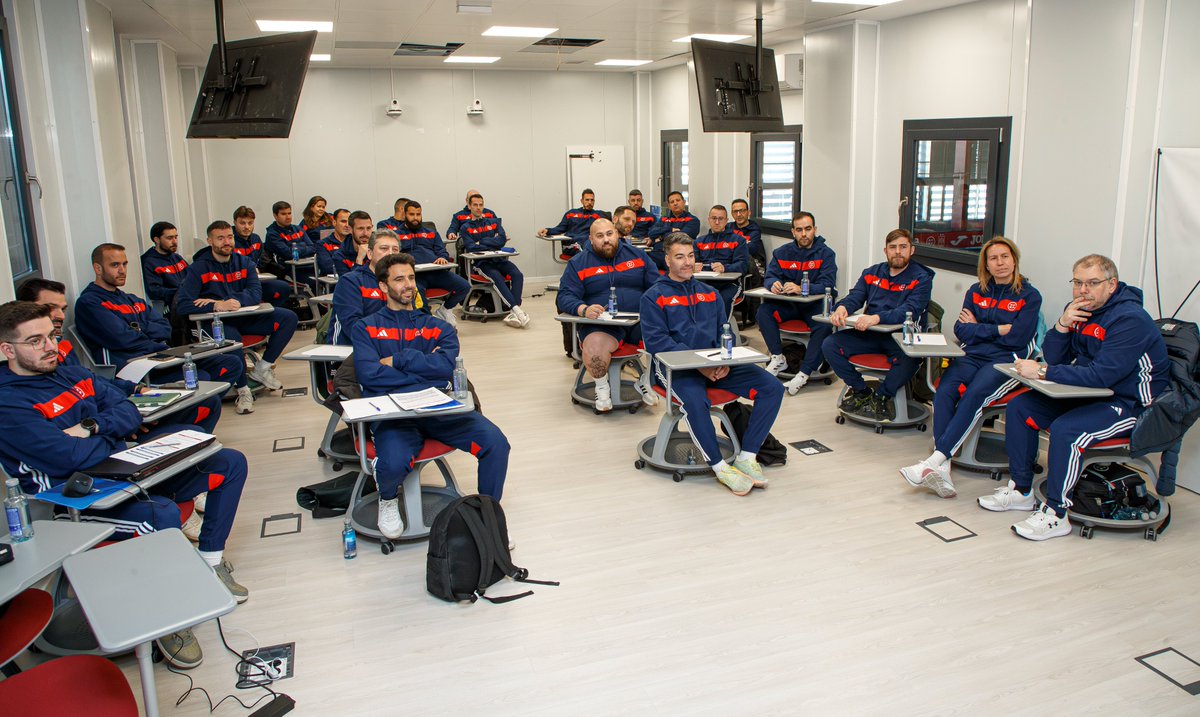 AcademiaRFEF's tweet image. 📸 IMÁGENES | Estancia presencial del ‘𝗖𝘂𝗿𝘀𝗼 𝗱𝗲 𝗘𝗻𝘁𝗿𝗲𝗻𝗮𝗱𝗼𝗿 𝗱𝗲 𝗙𝘂́𝘁𝗯𝗼𝗹 𝗦𝗮𝗹𝗮 𝗡𝗮𝗰𝗶𝗼𝗻𝗮𝗹 𝗣𝗿𝗼𝗳𝗲𝘀𝗶𝗼𝗻𝗮𝗹’ de la @rfef

✅ Sesión de liderazgo con Antonio Castaño

#AcademiaRFEF | #FutSalRFEF