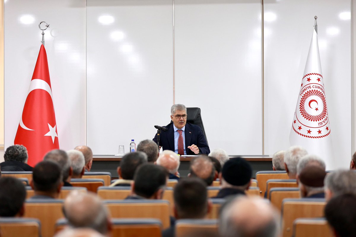 BingolXHaber's tweet photo. BİNGÖL’DE KÖY YOLLARINDA DEVRİM NİTELİĞİNDE ADIM

Bingöl Valisi Cahit Çelik, muhtarlarla bir araya geldi. Yapılan toplantıya Vali Çelik’in yanı sıra İl Özel İdaresi Genel Sekreteri Enes Üçgül, il genel meclis üyeleri, İl Özel İdaresi birim amirleri ve köy muhtarları katıldı. Köylerin sorunlarının ele alındığı toplantıda, yapılacak çalışmalar hakkında kapsamlı değerlendirmeler yapıldı.

YILDA 15 KM’DEN 150 KM’YE: BÜYÜK SIÇRAMA

Edinilen bilgilere göre, Bingöl’de köy yolları konusunda köklü bir değişim sürecine giriliyor. Mevcut sistemde İl Özel İdaresi tarafından ihale yoluyla yılda ortalama 15-20 kilometre sıcak asfalt yol yapılabilirken, yapılacak yatırımlarla bu rakamın ihalesiz, yıllık 150 kilometreye kadar çıkarılması hedefleniyor. Bu artış, köy yollarında adeta devrim niteliğinde bir dönüşüm olarak değerlendiriliyor.

ASFALT PLENTİ GENİŞLETİLİYOR, YENİ DÖNEM BAŞLIYOR

2011 yılında kurulan ve bugün kapasitesi düşerek yaklaşık 65 ton/saat seviyesinde üretim yapabilen asfalt plentinin, daha yüksek kapasiteli (160-180 ton/saat) yeni bir sistemle güçlendirilmesi planlanıyor. Mevcut plent hem yıpranma hem de artan ihtiyaçlar nedeniyle yetersiz kalırken, yeni yatırımla birlikte hem üretim kapasitesi artırılacak hem de eksiklikler giderilecek.
Bu kapsamda finişer, silindirler ve kamyonlardan oluşan asfalt serim ekipmanlarının da İl Özel İdaresi bünyesine kazandırılması hedefleniyor. Böylece köy yollarının ihale sürecine gerek kalmadan doğrudan kamu imkânlarıyla yapılmasının önü açılacak.

BSK İLE DAHA DAYANIKLI VE EKONOMİK YOLLAR

Bingöl’ün 325 köy ve 823 mezra olmak üzere toplam 1148 yerleşim yerinde yaklaşık 4 bin 757 kilometrelik köy yolu ağı bulunuyor. Bu geniş coğrafyada mevcut yolların yaklaşık yüzde 50’si sathi kaplama asfalt olup, zorlu kış şartları nedeniyle bu yolların ortalama iki yılda bir yenilenmesi gerekiyor.
Yapılan değerlendirmelere göre, sathi kaplama yerine Bitümlü Sıcak Karışım (BSK) asfaltın tercih edilmesi, hem daha uzun ömürlü, hem daha konforlu hem de uzun vadede daha ekonomik bir çözüm sunuyor. Bu nedenle öncelikli olarak grup yolları ve nüfus yoğunluğu yüksek bölgelerde BSK asfalt çalışmalarının yaygınlaştırılması planlanıyor.

MALİYETLER DÜŞECEK, HİZMET HIZLANACAK

Yeni asfalt plenti ve makine parkı yatırımıyla birlikte, hem bakım-onarım maliyetlerinin düşmesi hem de hizmet hızının artması bekleniyor. Yapılacak yatırımın yaklaşık 5 yıl içinde kendini amorti edeceği değerlendirilirken, mevcut sistemde yüksek maliyetle sınırlı kilometrede yapılan çalışmaların yerini, daha geniş kapsamlı ve sürdürülebilir bir yol ağına bırakması hedefleniyor.
İl Özel İdaresi’nin bu süreçte üstleneceği aktif rol ve sahadaki organizasyon gücü, projenin başarısı açısından kritik önem taşıyor. Yapılacak bu hamleyle birlikte Bingöl’de köy yollarının standardının yükseltilmesi ve ulaşımda kalıcı bir rahatlama sağlanması bekleniyor.

@bingolvaliligi @celikcahit @_enesucgul @ahmetzoroglan
@ifa_medya @mirbeyoglu12 @serdarKaan12