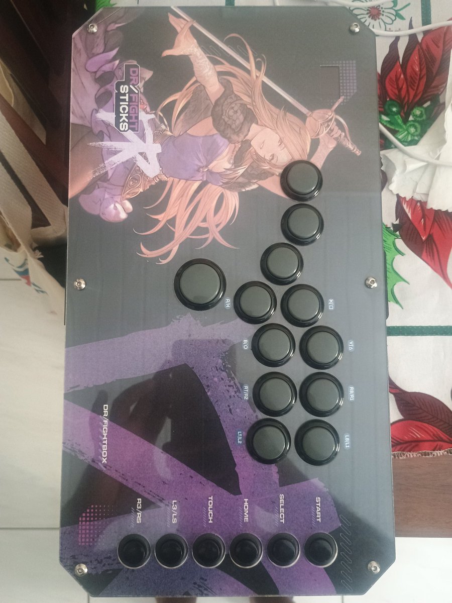Hiracker_'s tweet photo. Estou realizando a venda da minha Hitbox Diversão retrô, os botões são Sanwa originais, e ele é nativo PS5.

Valor: 1000,00, mas posso aceitar ofertas. https://t.co/Pw067B1mCI