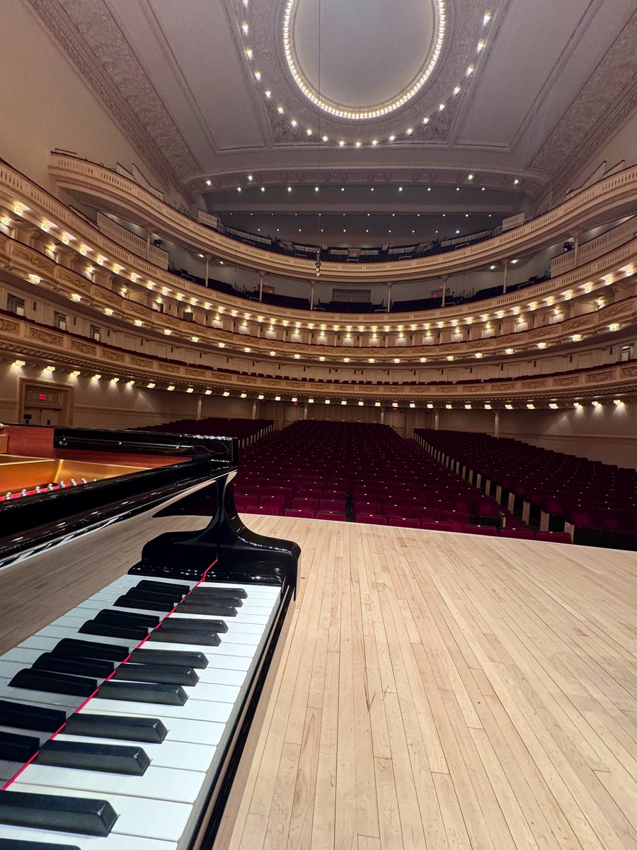 いよいよカーネギーホールでオーケストラデビュー。100年前にガーシュウィンのin Fが初演されたこの場所で、この曲を演奏できることを光栄に思います。

なんとラジオで生配信があります。日本時間4/1 9:00AMから。国外からも聴けるのか確信がありませんが... 聴けたらぜひ！！
📻: