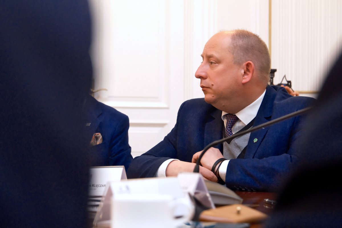 Malopolski_UW's tweet photo. 🔵 W Małopolskim Urzędzie Wojewódzkim w Krakowie odbyło się kolejne posiedzenie Akademickiej Rady Nauki i Kultury ds. strategicznych kierunków rozwoju Małopolski. W spotkaniu wziął udział wojewoda małopolski dr inż. Krzysztof Jan Klęczar .

Więcej ➡ https://t.co/fd9ky3HaXH https://t.co/Qdz7IhruGx