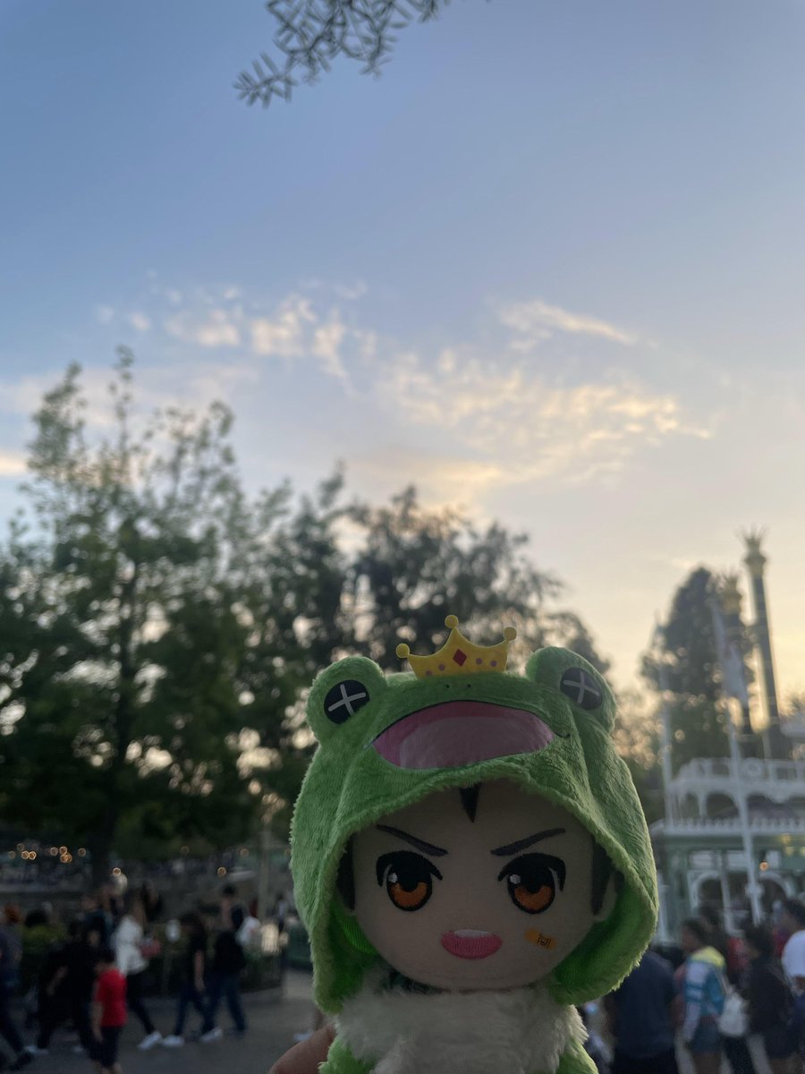 aIiceorguilty's tweet photo. anyways this was when i took out ryu to disneyland https://t.co/iXeHezcStS