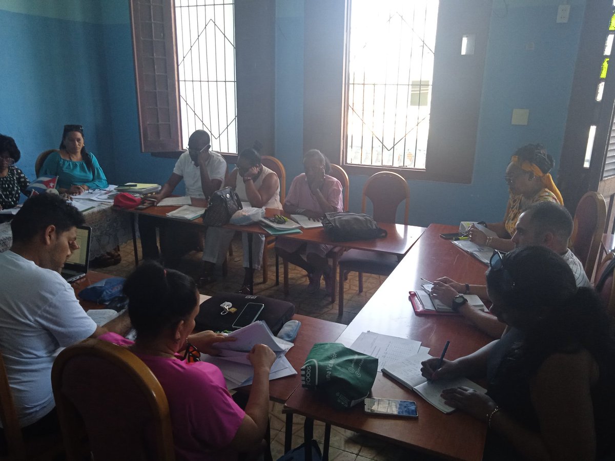 El grupo de dirección de la Dirección General de Educación Cerro sostuvo productiva sesión de trabajo con el acompañamiento de la Directora General Provincial. Unidos por una educación de calidad en nuestro municipio. <a href="/DirectEducaHab/">Karenia Marrero Arrechea</a>  @izquierdoalons1 @yanehzp25 <a href="/Kireniaosoria8/">Kirenia</a>