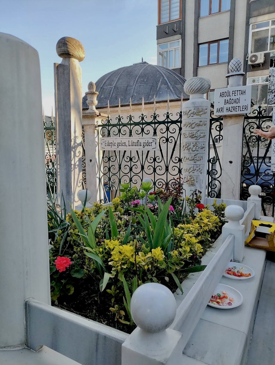 Vefa_Sltn's tweet photo. Bir çok kişi tarafından bilinmez!
Üsküdar, Kartal Baba Cami’nin yakınında Abdulfettah Bağdadi El Akri adında bir Evliyaullah var. İstanbul’un üç büyük evliyasından biridir. Ne zaman bir sıkıntıya düşsem ziyaret eder bir Fatiha okur, kendisiyle sohbet ederim. Bana çok iyi geliyor. https://t.co/mUlWcWlyTc
