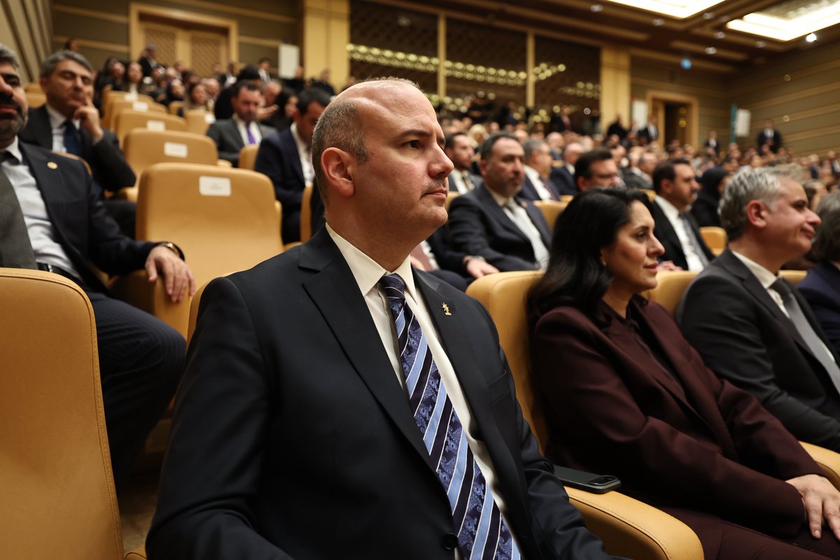 DrOmerileri's tweet photo. 📍5G ile İletişimde Güçlü Türkiye Töreni 

Dijital dönüşümün hız kazandığı bu çağda, 5G yalnızca bir iletişim teknolojisi değil; üretimden savunmaya, sağlıktan eğitime kadar her alanda rekabet gücümüzü artıracak stratejik bir adımdır.

Genel Başkanımız ve Cumhurbaşkanımız Sayın @RTErdogan ’ın ortaya koyduğu vizyon doğrultusunda; güçlü altyapımız, nitelikli insan kaynağımız ve kararlı duruşumuzla Türkiye’yi yeni nesil teknolojilerin sadece tüketicisi değil, aynı zamanda üreticisi ve belirleyicisi yapma yolunda emin adımlarla ilerliyoruz.

Yüksek hız, düşük gecikme ve güçlü bağlantı imkânlarıyla hayatın her alanında verimliliği artıracak 5G teknolojisinin, ülkemiz ve milletimiz için hayırlara vesile olmasını diliyorum.

#TürkiyeHızlanıyor