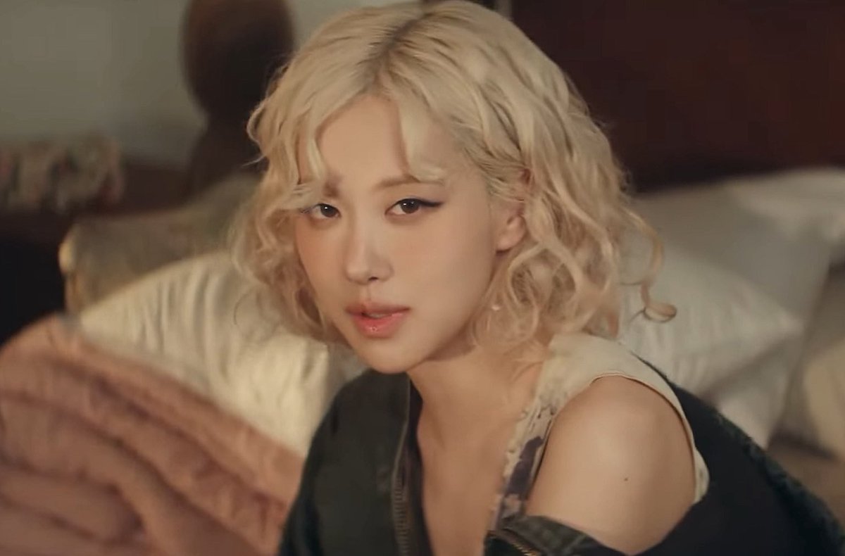 ROSÉ BASE tweet media