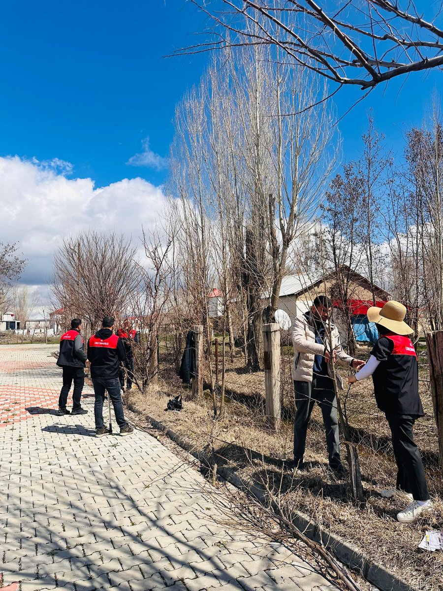 ✂️Elimize makası aldık, meyve ağaçlarına şekil veriyoruz
İlçe Müdürlüğümüz teknik personeller olarak çiftçi eğitim çalışmaları kapsamında meyve bahçelerinde budama hakkında çiftçilerimize uygulamalı eğitim verildi
<a href="/TCTarim/">T.C. Tarım ve Orman Bakanlığı</a> <a href="/ibrahimyumakli/">İbrahim Yumaklı</a> <a href="/Ncttngnc/">Necattin GÖNÇ</a> <a href="/tarimormanmus/">Muş İl Tarım ve Orman Müdürlüğü</a> <a href="/haskoykymkmligi/">T. C. Hasköy Kaymakamlığı</a>