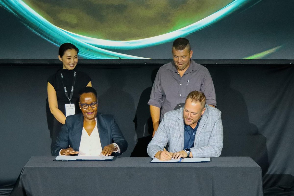 AFSIA_Official's tweet image. Member news
At Solar &amp;amp; Storage Live Africa 2026, @jinko_solar showcased Tiger Neo 3.0 modules &amp;amp; Sungiga G2 storage. The company also signed 1 GW+ in partnerships, reinforcing Africa’s solar expansion.

Read more: afsiasolar.com/jinko-tiger-ne…

#MemberNews #SolarPV #EnergyStorage