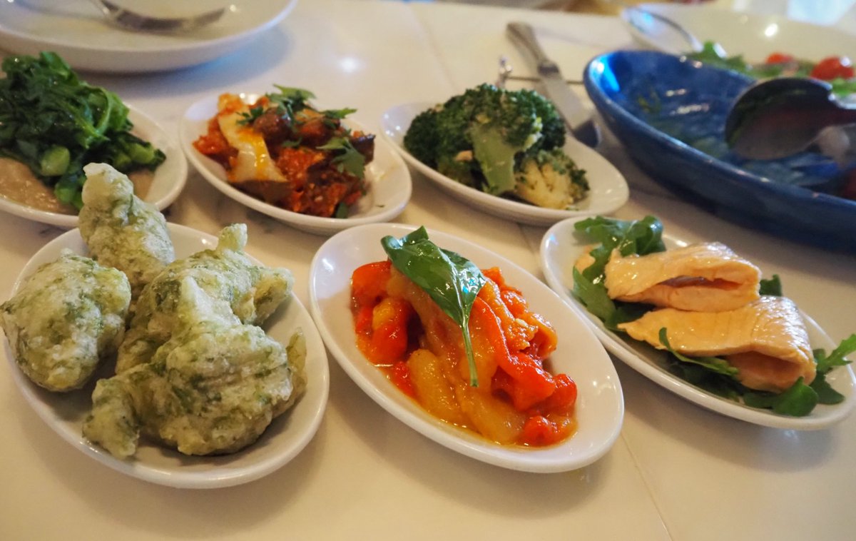 m_misakiii's tweet photo. 先週末に築地のパラディーゾへ家族と行ってきた記録🍴
貝好きにはたまらないペスカトーレ、パスタ麺は1人前貝は3人前😚
前菜も1皿ずつ全て丁寧なお味でおいしかった〜白いバルサミコで味付けされたパプリカが忘れられないよ〜
#築地パラディーゾ　#築地　#ランチ https://t.co/5L3EGnIKEu