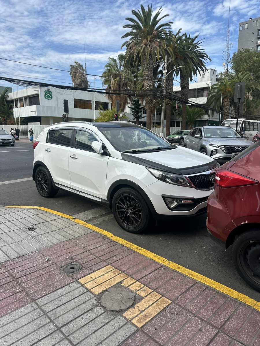pcruzgreen's tweet photo. Falta de respeto al peatón, falta de educación vial, está para pasar un parte, justo en la esquina de la 3ra Comisaría . #antofagasta @CarabAntof https://t.co/xSr5J11k9F