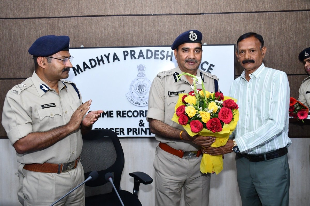 scrbmppolice's tweet photo. आज SCRB परिवार के सूबेदार (एम) श्री चन्द्र प्रकाश शर्मा एवं प्रधान आरक्षक (अ) श्री गणपत राव शिंदे जी के सेवानिवृत्ति कार्यक्रम में ADG श्री जयदीप प्रसाद व IG श्री हरिनारायणचारी मिश्र सहित समस्त अधिकारी एवं स्टाफ द्वारा उन्हें हार्दिक शुभकामनाएं दी गईं #SCRB #MPPolice #Retirement https://t.co/mPj7Bjqtxf