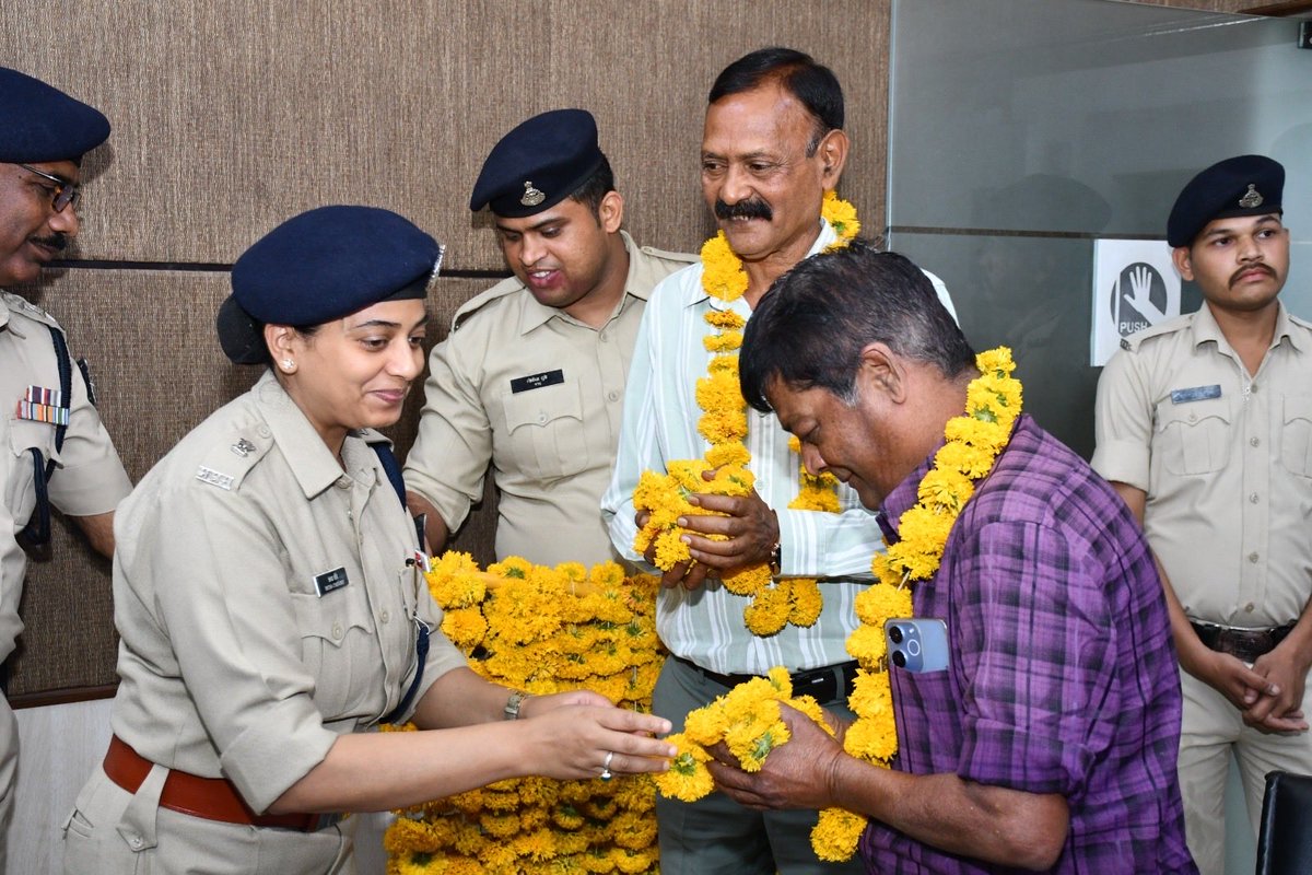 scrbmppolice's tweet photo. आज SCRB परिवार के सूबेदार (एम) श्री चन्द्र प्रकाश शर्मा एवं प्रधान आरक्षक (अ) श्री गणपत राव शिंदे जी के सेवानिवृत्ति कार्यक्रम में ADG श्री जयदीप प्रसाद व IG श्री हरिनारायणचारी मिश्र सहित समस्त अधिकारी एवं स्टाफ द्वारा उन्हें हार्दिक शुभकामनाएं दी गईं #SCRB #MPPolice #Retirement https://t.co/mPj7Bjqtxf