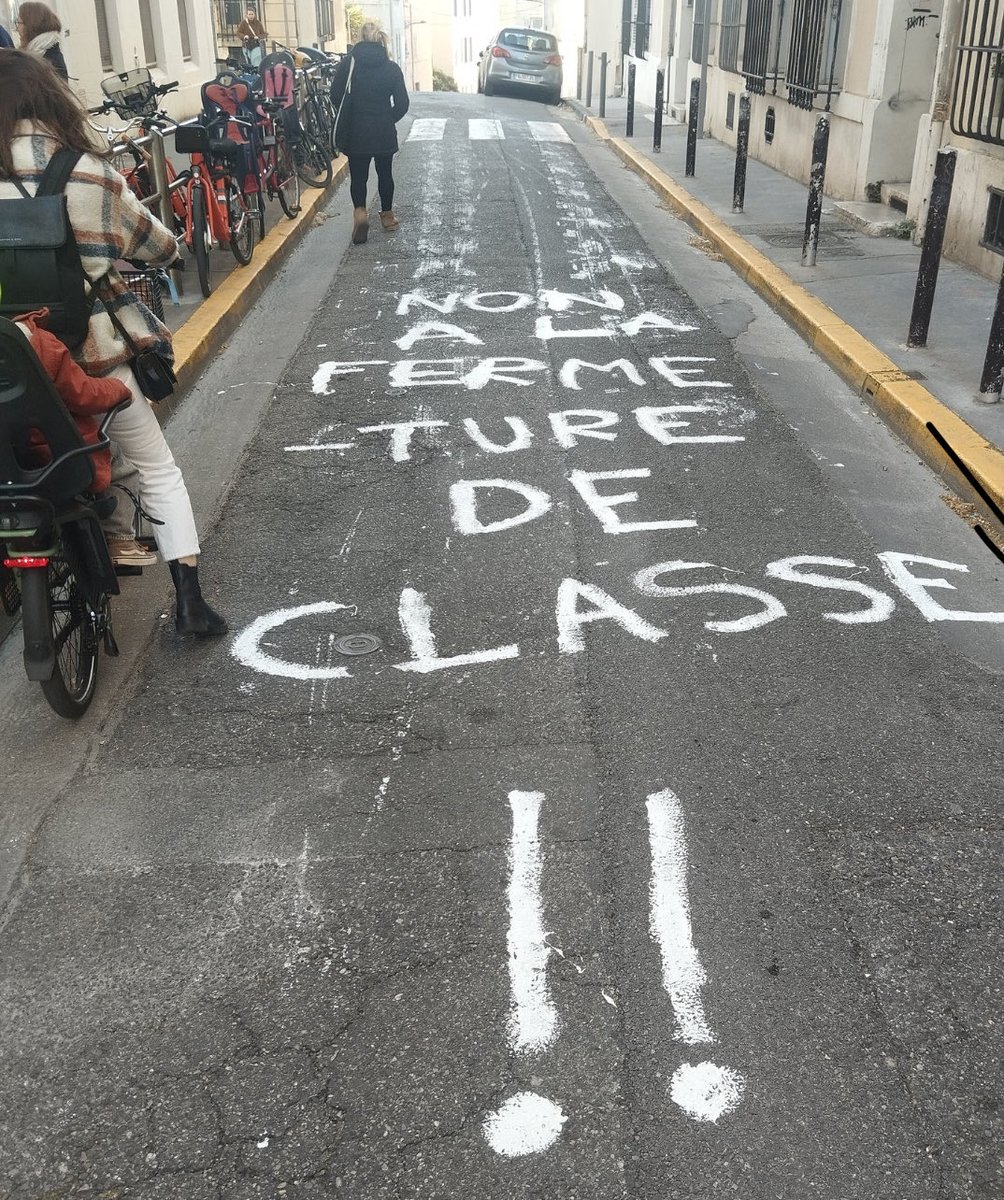 sebbarles's tweet photo. 43 classes supprimées à #Marseille avec la nouvelle carte scolaire, conséquence directe du budget d'austérité voté à l'Assemblée nationale en février.
Nos enfants ont besoin de plus de soutien et d’encadrement et non de classes surchargées &amp; d’un service public éducatif au rabais https://t.co/chscyS7Qqj