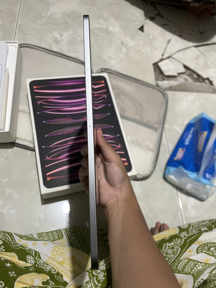 amicushwa's tweet photo. WTS iPad Pro 11 inch (4th Generation) 
256gb 
Space Gray 
Cuma dipake netflix
Dijual karena udh ganti Macbook
Charger Ori ( Cuma kotor pemakaian) 
Free Keyboard n Pencil (Goojodoq)
12jt nego sampai jadi https://t.co/psxcSMOl3O