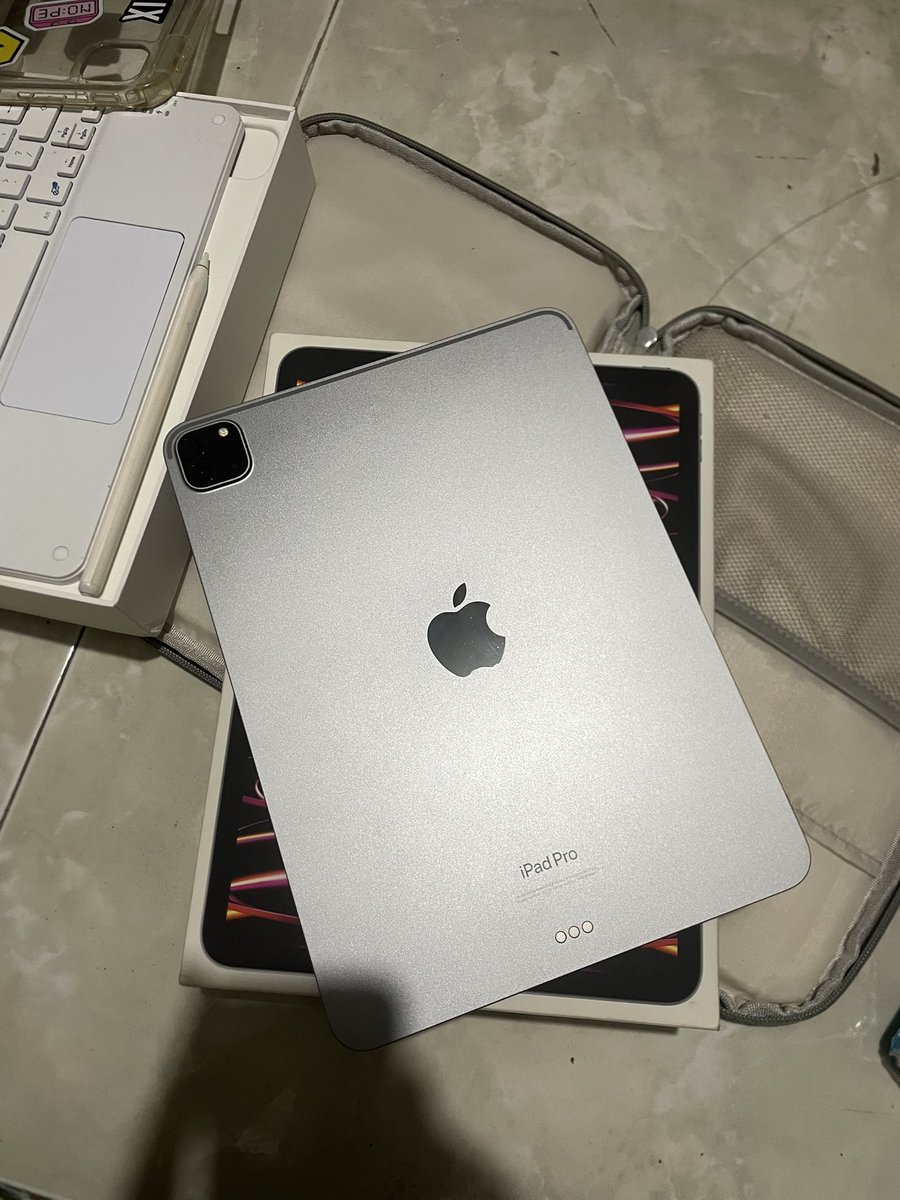 amicushwa's tweet photo. WTS iPad Pro 11 inch (4th Generation) 
256gb 
Space Gray 
Cuma dipake netflix
Dijual karena udh ganti Macbook
Charger Ori ( Cuma kotor pemakaian) 
Free Keyboard n Pencil (Goojodoq)
12jt nego sampai jadi https://t.co/psxcSMOl3O