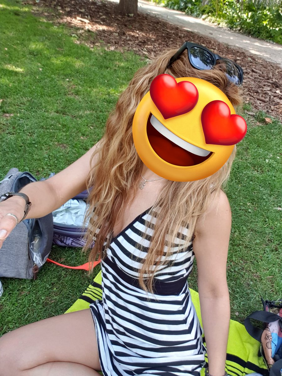 cositaricaysexy's tweet photo. Al final me he tumbado en mi toalla verde a hacerme unos selfies. Tengo un chaval cerca que no para de mirarme. 30 retuit y le invito a que se siente conmigo. Mi chico sigue celoso. Que le vamos a hacer? 🤣🤣🤣 https://t.co/A7LupXZBAL