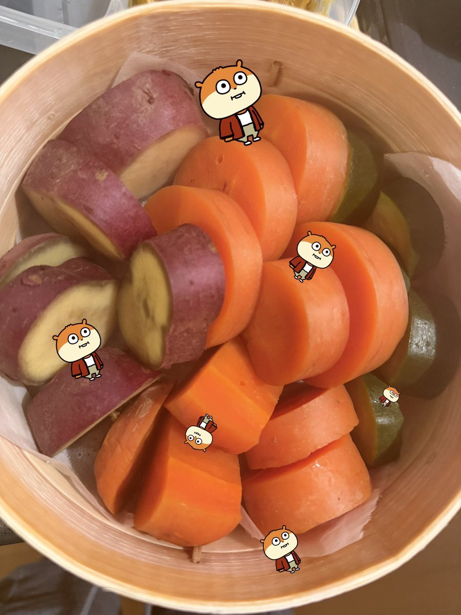 先週末まともに家事が出来なかったので、昨日買い出し、今日調理と分けてなんとか数日分の作り置きを確保🫡

🥕🍠は丸ごと一本
蒸籠に切った野菜ぶち込んで蒸してる間に夜ご飯＆シャワーで効率良く🫡

🎃は蒸籠で蒸したあとひき肉と残り物えのきと煮たらめちゃくちゃ美味しくなった🤤
明日は洗濯と残業