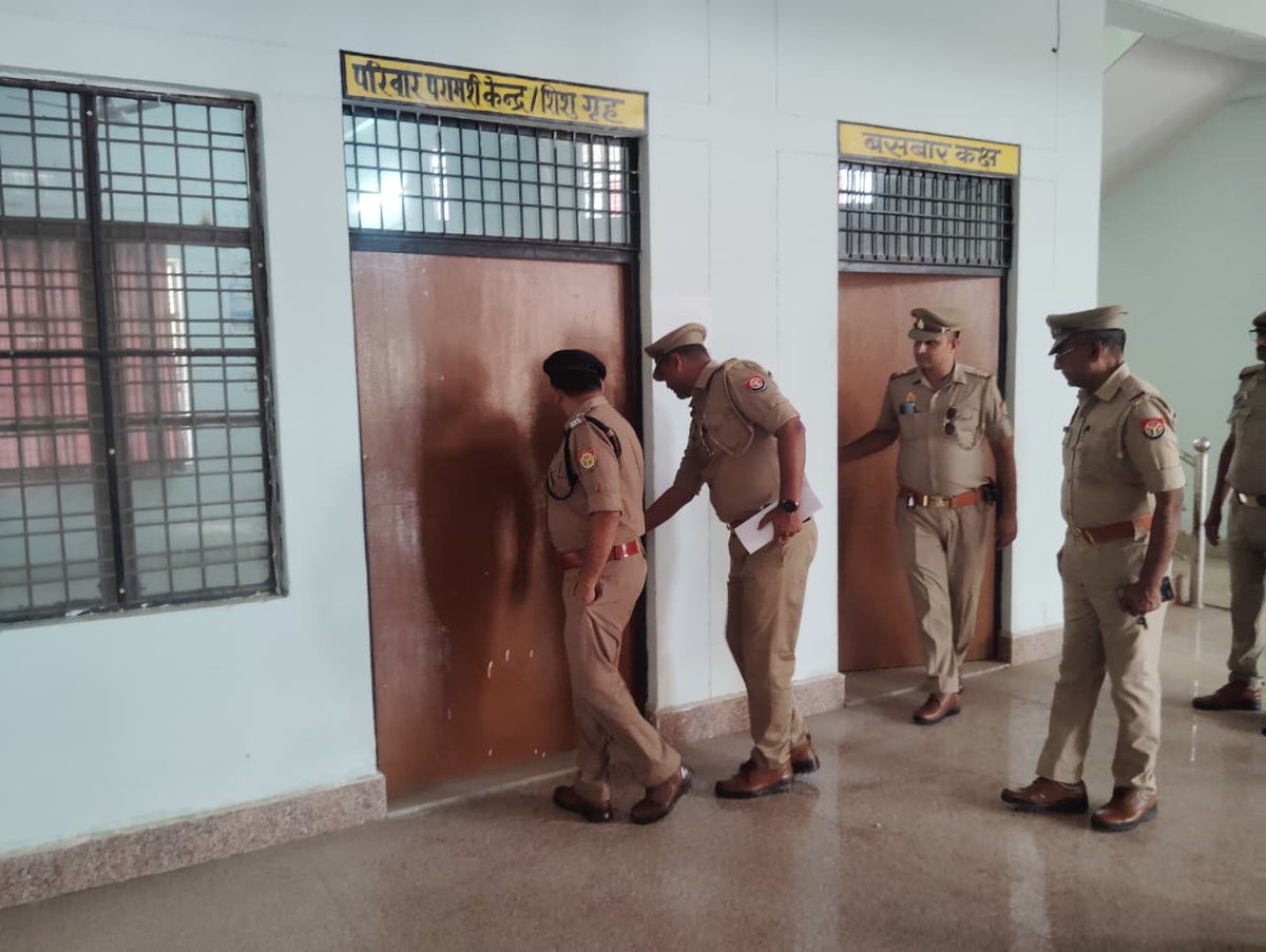 lalitpurpolice's tweet photo. #SPLalitpur @IPSMdMustaque के निर्देशन में #Addl_SP
@kaloosingh द्वारा थाना जाखलौन का किया गया वार्षिक निरीक्षण।
➡️निरीक्षण के दौरान कार्यालय के विभिन्न रजिस्टर, ई-मालखाना, सीसीटीएनएस आदि का निरीक्षण कर, अपराध एवं अपराधियों पर प्रभावी अंकुश लगाने के सम्बन्ध में दिशा-निर्देश दिए गए। #lalitpurpolice