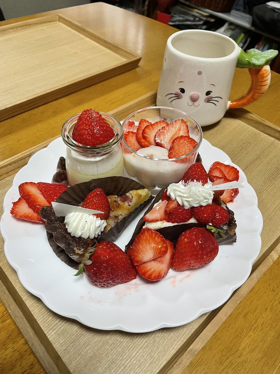 niko_standfm's tweet photo. birthdayプレゼントみたいに届いて嬉しい♡自分の為に🍓プレート作ってみた🤗CD聞けてDVD見れて最高の誕生日だ
#Novelbright #PYRAMID
#birthday https://t.co/448EARMvaI