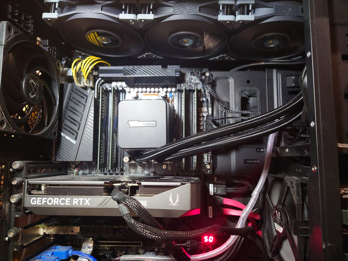 No53's tweet photo. AntecP280mod
天板240通気口を140x400に拡張、220x440のポリカ板にファ���ガードラジファンの順で組み、開口部にマグネットテープで固定。
AIO水冷はThermaltake TOUGHLIQUID 360 ARGB TRX40 Editionを採用。
ダメ元加工だったので価格を優先したが高負荷時90度+から70度ちょいまで下がって満足 https://t.co/fQCKC8j9vx