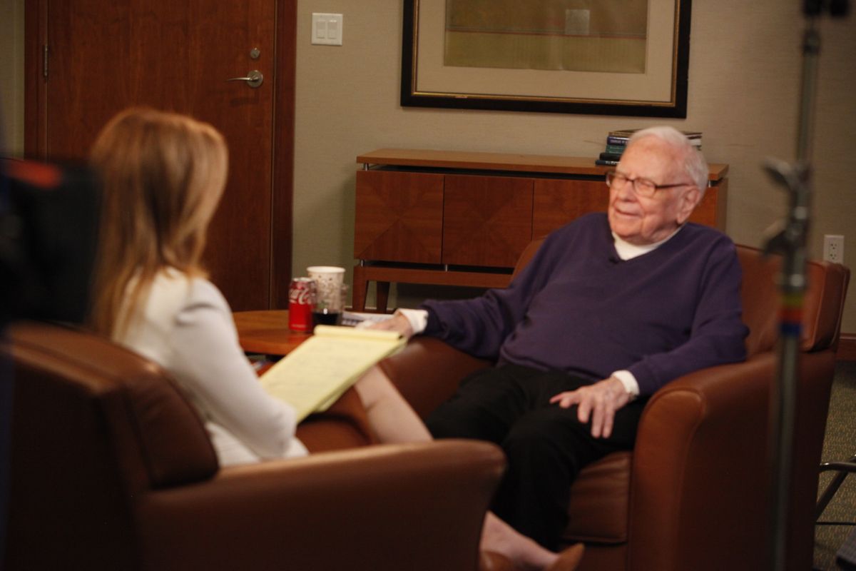CNBC's tweet image. Warren Buffett sat down with CNBC’s Becky Quick on Tuesday to discuss a new charity lunch auction with Stephen and Ayesha Curry, his current level of involvement in making investments at Berkshire Hathaway, the Epstein files and more.

Watch the full interview: