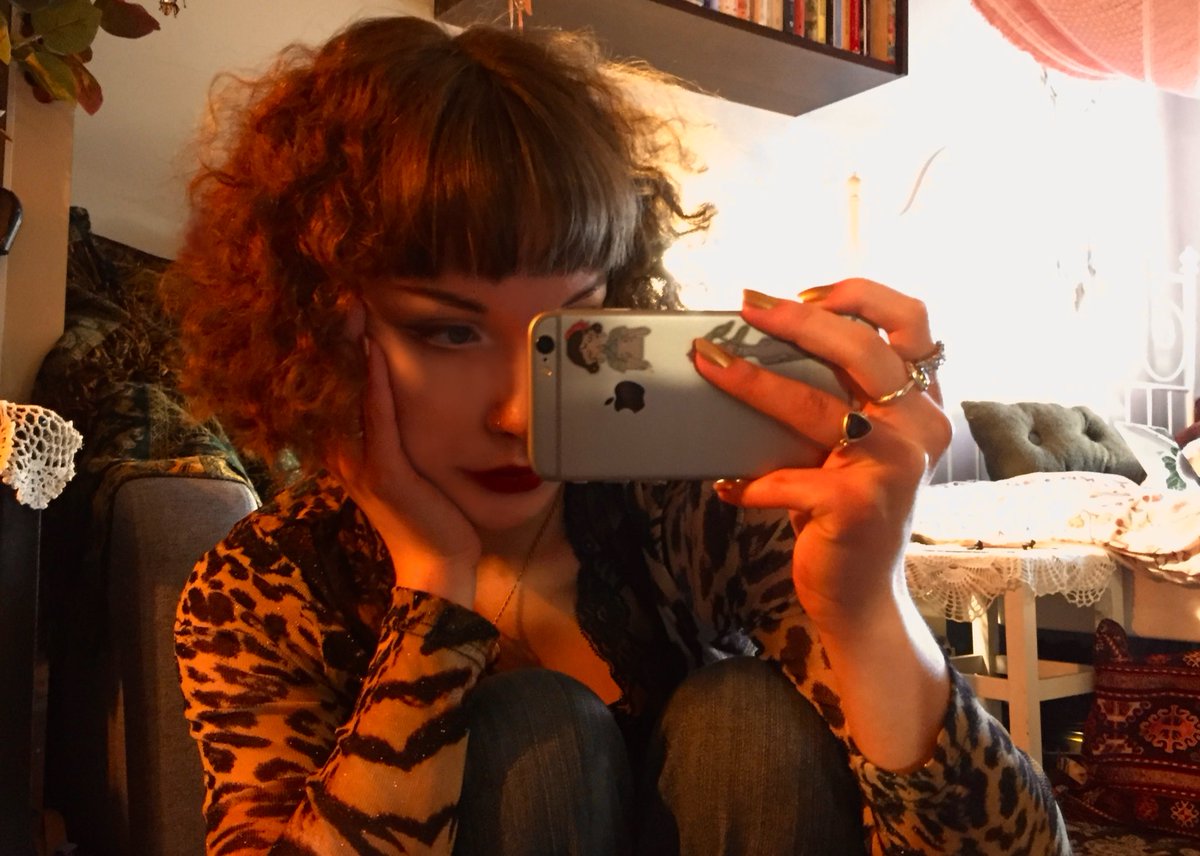 𝓅𝑜𝓁𝓁𝓎 tweet media