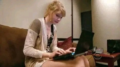 taylor haciendo su propio edit de elizabeth taylor con elizabeth taylor para lanzarlo de sorpresa .