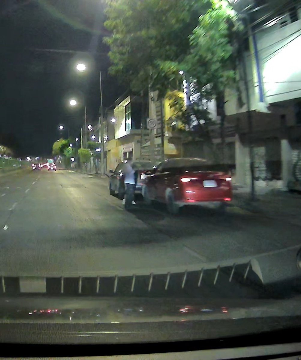 Chavales seguidores de <a href="/Trafico_ZMG/">TráficoZMGuadalajara</a> mucho cuidado cuando tengan un accidente con su auto, resguardense en un lugar seguro que puede llegar alguien distraído y pase algo peor (como los de la foto,cotorreando a media calle)