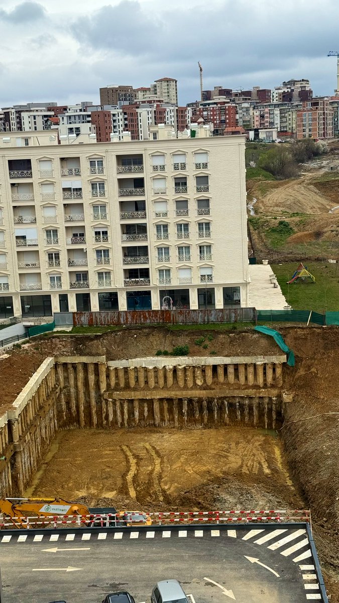 Veq pe pres, e po kqyri serí.!!
Sa per informacion, kete “leje” si me te njofshem e shpejte e shpejte e ka dhon Perpi se su kon nPlan mu ndertu ktu hiq me plan urbanistik 🙂