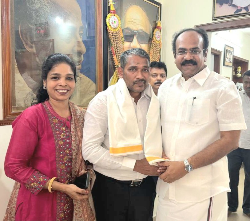 Siddharthappaa's tweet photo. 31.03.2026
தலைவர் ஆசிபெற்ற
திண்டிவனம் தொகுதி வேட்பாளர் அண்ணன் @VanniArasu_VCK அவர்கள் மாண்புமிகு அமைச்சர் @TThenarasu அவர்களை சந்தித்து வாழ்த்து பெற்றார்.
@imKalaiVani @velichamtvtamil https://t.co/9R4NgWLBgY