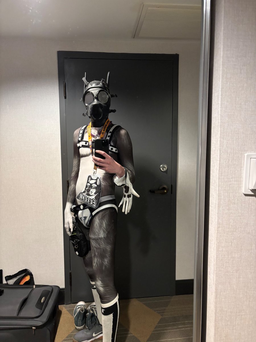 Wolfbrother2002's tweet photo. Got to wear my new custom gas mask to tff for the first time. Had a blast wearing it. Thank you @GonyAfterBark https://t.co/uuNtRs9kXK