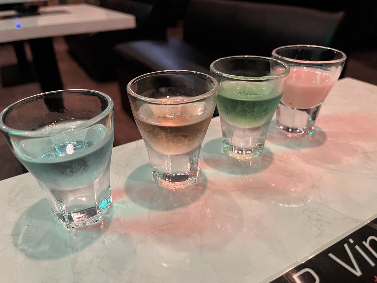 HAL54888130's tweet photo. 初めて行ったBARで急遽だったにも関わずお祝いプレート用意してくれた❣️めっちゃ嬉しい‼️
コカボムのバースデーセットまでwしかもかなり強い方でw https://t.co/yK1SQ9ZATn