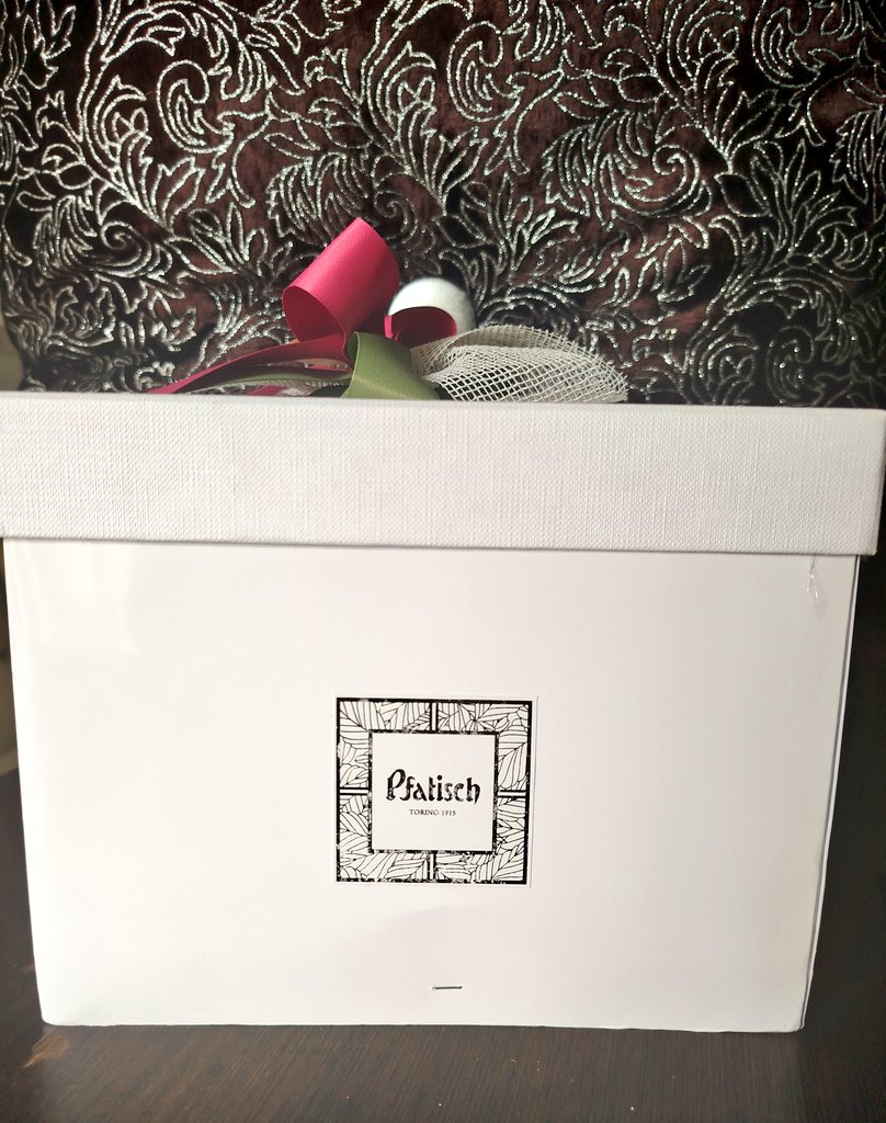 StefanialoveOf's tweet image. Nonostante io non abbia più il mio profilo ufficiale e non sia più presente sui social mi chiedono ancora di fare le sponsorizzazioni .

La migliore cioccolateria di Torino 
Grazie "  Pfatish " 
Cioccolato fondente, granella di nocciole.
Graditissimo regalo di Pasqua.
#ADV