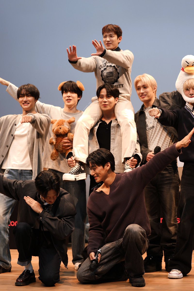 lgb8teez's tweet photo. i love how down bad they are for each other bc it doesn't matter what is going on around them, sn always thinks that wy  is more interesting to look at than anything else and wy always thinks that sn is funnier than anyone else https://t.co/zwFElpl0UC