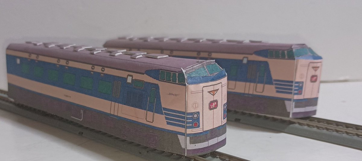 鉄道ペーパークラフト、581系＆583系寝台特急電車です。引退してもうだいぶ経ちますがいまだに鉄道ファンに人気の名車ですね。京都てっぱくに保存されてるのは車内公開されてたりするのかな？乗ってみたい。