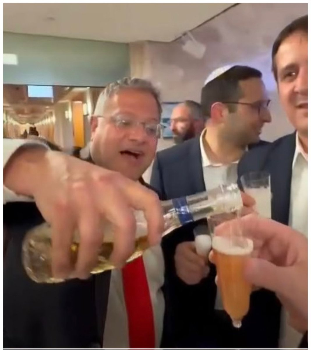 MustafaKurdas's tweet photo. Siyonist İsrail meclisi Knesset, Filistinli mahkûmlara idam cezası getiren düzenlemeyi savaş suçlusu Netanyahu’nun da desteğiyle yasalaştırdı.

Oylama sürecinde  yakasına 'idam ipi" rozeti takarak gezen İsrailli siyasetçiler ve milletvekilleri, Filistinli binlerce mahkumun idamını talep eden teklif yasalaşınca şampanyalı kutlama yapma rezilliğinde de bulundular...

Siyonist siyonistliğini, zalim zalimliğini yapıyor...

Peki  Müslüman ülkeler ne yapıyor!?

Sadece ülkelerinin işgaline karşı direndikleri için esir edilen, hapse atılan Filistinli mahkumlar  idama gidiyor.... Zalimler şampanya patlatıyor... Bizimkiler!?

........

#TürkiyeHızlanıyor Türkiye  5G #millitakım #MilliMac #Israel #TelAviv