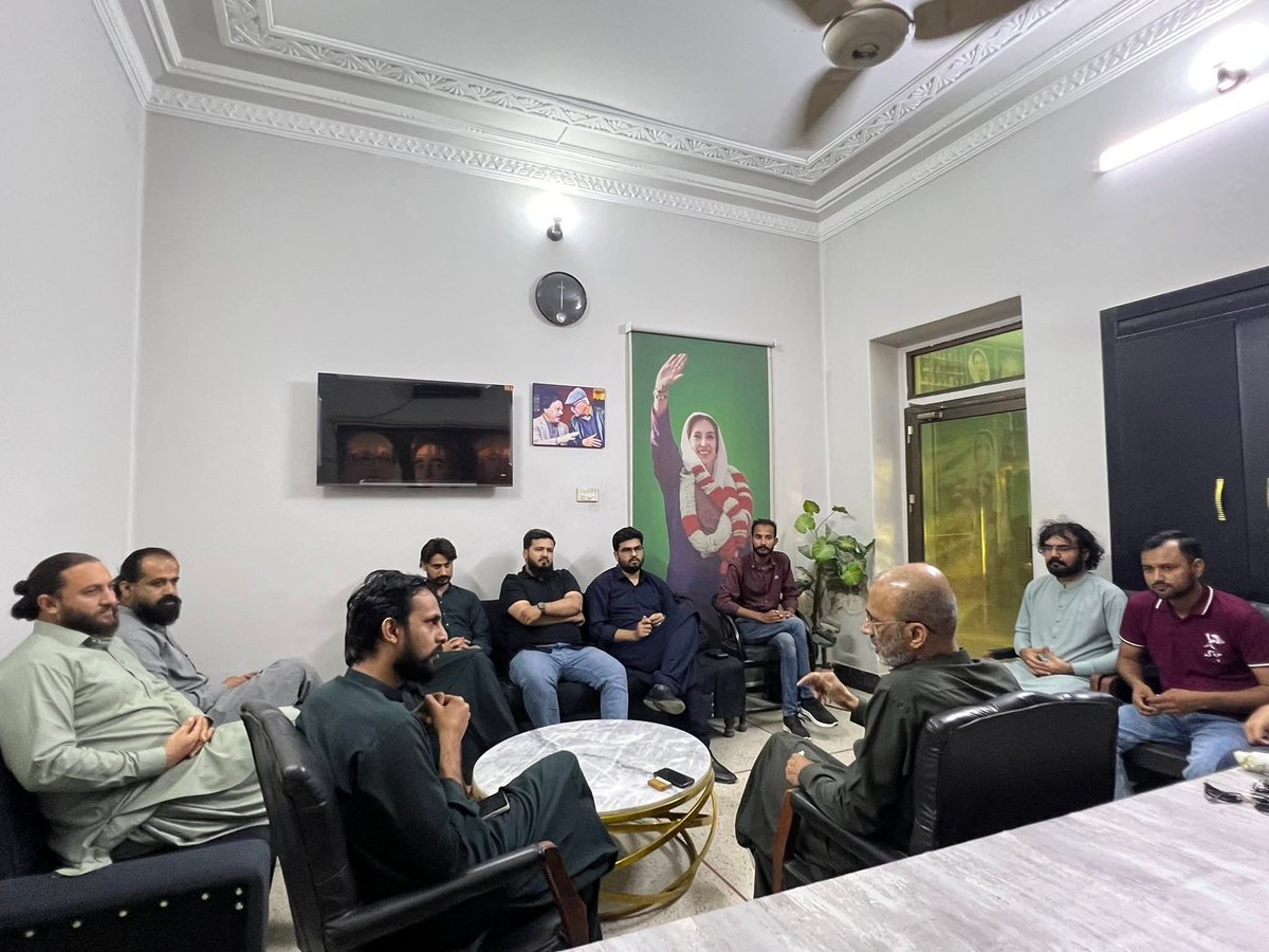 پیپلز اسٹوڈنٹس فیڈریشن کراچی ڈویژن کی تنظیم کی پاکستان پیپلز پارٹی کراچی ڈویژن کے جنرل سیکریٹری رؤف احمد ناگوری سے شہید نجیب احمد کی 36ویں برسی کے سلسلے میں تفصیلی ملاقات اور مشاورت۔
<a href="/BBhuttoZardari/">Bilawal Bhutto Zardari</a> <a href="/AseefaBZ/">Aseefa B Zardari</a> <a href="/SaeedGhani1/">Senator Saeed Ghani</a> <a href="/RaufNagori/">Rauf Ahmed Nagori</a>