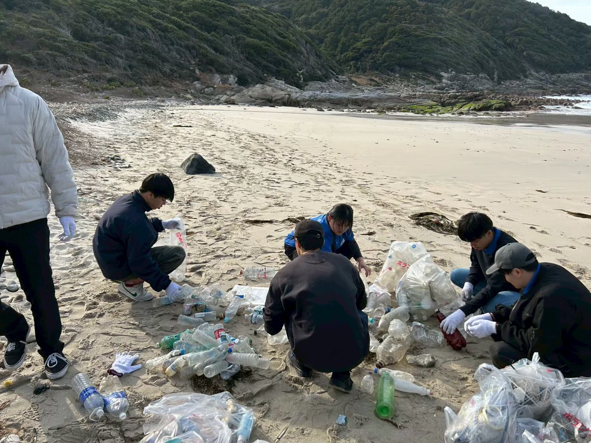 n_kaien's tweet photo. こんにちは！🕶️
ながさき海援隊2年の山本です！
2/19に上五島での海岸清掃が行われました。
当日はとても天気が良く、風が心地良かったです♪

今回ははじめに蛤浜海水浴場に清掃に行きましたが、地元の方の定期的な清掃活動によって綺麗な白い砂浜が維持されていました👴 https://t.co/18egknwuR4
