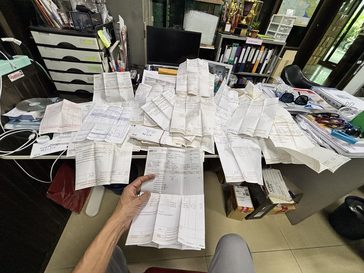 aumkorpob's tweet photo. @Classiccarsfct Hard to believe but its true. Ex-owner love his car so much. As the pictures, it is 60+ Celica’s bills from Toyota Service Center.

I found them in glove box. 50k without any mods. And I know every period what is the car was fix. https://t.co/eifCdgZ1L2