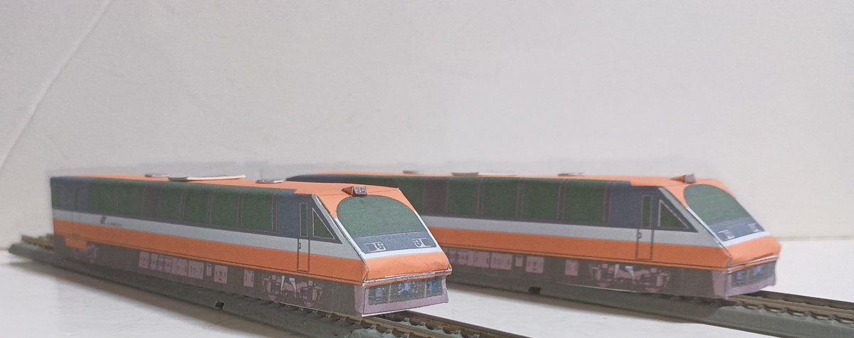 鉄道ペーパークラフト、のと鉄道ＮT800型です。なんかTGVみたいになってしまった。なお、何気にガルパンに登場しています。継続高校設置のサウナとして。車内では元会長と桃ちゃんが今後の試合の考察してました。
