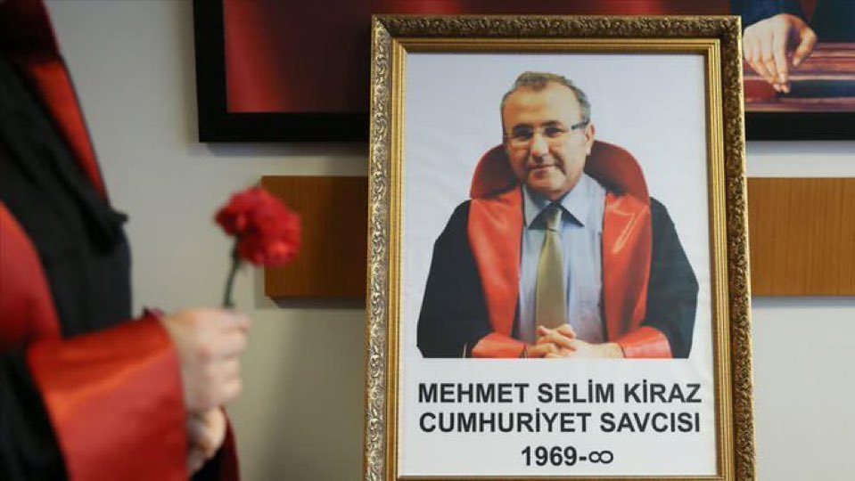 11 yıl önce şehadet mertebesine erişen şehit savcımız Mehmet Selim Kiraz’ı saygı ve rahmetle yâd ediyoruz. 

Ruhu şad olsun.