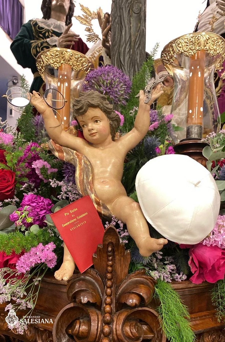 HdadSalesiana's tweet photo. El entrañable ángel Pablito volverá este año con detalles muy especiales y llenos de significado:
 
Por un lado, nuestro angelito quiere sumarse al 150 Aniversario fundacional de la Asociación de Salesianos Cooperadores, que es la tercera rama de la Familia Salesiana. Con este motivo, Pablo llevará en sus manitas dos objetos personales muy significativos de un Cooperador malagueño de la primera mitad del siglo XX, quizás el más conocido, el doctor Don José Gálvez Ginachero. En concreto, se trata de sus personalísimas gafas y de una cruz de plata que él portaba siempre.
Sirva también este gesto para pedir a Dios la pronta beatificación de este insigne benefactor malagueño que se cuenta entre los Salesianos Cooperadores de Málaga.

Por otro lado, y a los pies de Pablo, figurará un solideo del papa León XIV, donado a la Hermandad, y con el que nuestra Corporación Salesiana quiere festejar el inicio del Pontificado de Su Santidad León XIV y del episcopado en Málaga de Don José Antonio Satué, a los que Dios guarde muchos años.

#NazarenosdeDonBosco
#CofradiasMLG