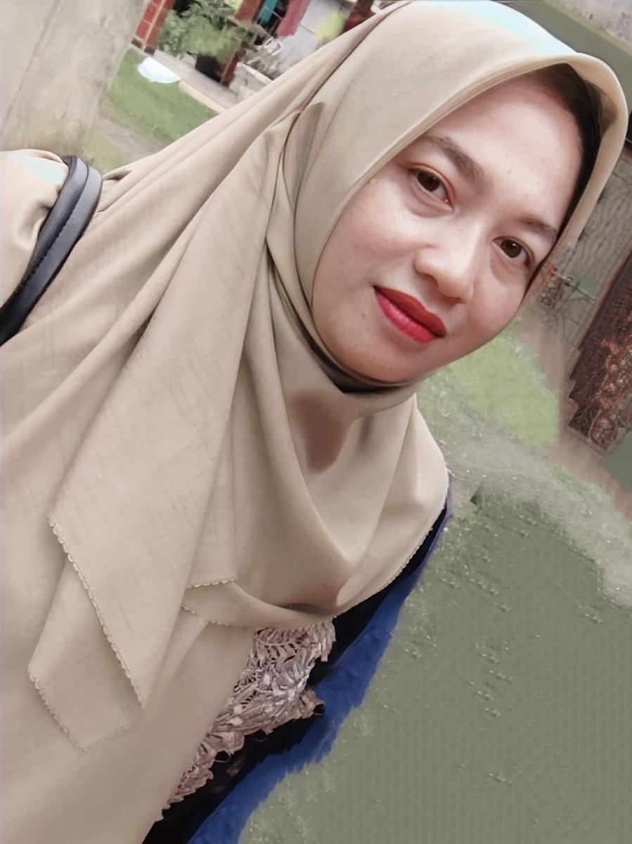 Fareza_H_B's tweet photo. Hai @grok Jadikan foto kedua orang ini dalam satu frame dan ubah menggunakan pakaian pengantin https://t.co/tO9Diai6Xw