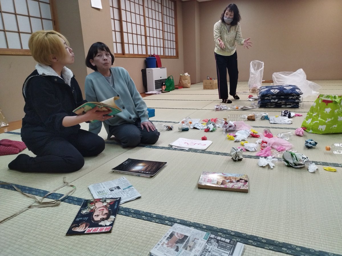 本日の稽古場より。稽古場にまず紙くずやら古新聞やらを散乱させてそれを片付けながら稽古しています。
演劇集団BLUEMOON第4回公演【遺品整理ラプソディ】
作・演出・音楽　廣田謙一
4/18(土)　14時〜　19時〜
4/19(日)　14時〜
上土劇場
チケットのご予約は↓
quartet-online.net/ticket/ihinsei…