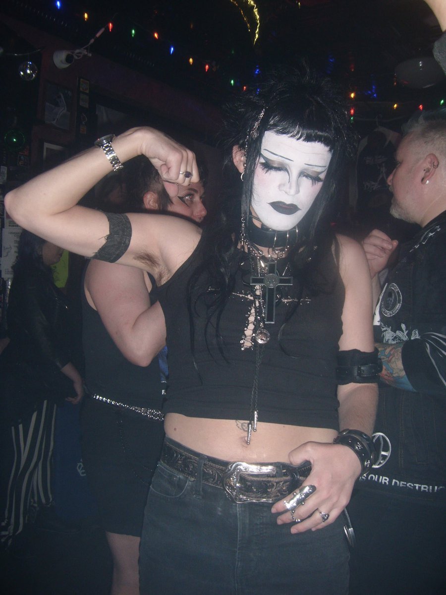 ValManslaughter's tweet photo. omggg goth night was so funn :33 https://t.co/Nnu78IXkxd