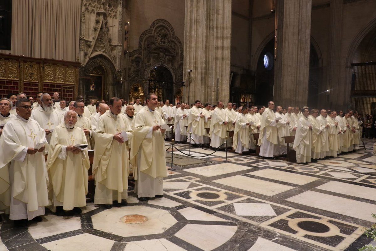 ArzobispoSaiz's tweet photo. #MisaCrismalSevilla2026

En esta mañana, el clero de Sevilla se pone ante el Señor con el corazón abierto. Traemos nuestras fatigas y alegrías, nuestras pobrezas y esperanzas, los frutos apostólicos y también las heridas del camino. Pero lo decisivo es la fidelidad de Cristo, que no retira sus dones y que sostiene a sus ministros con la gracia del Espíritu Santo.